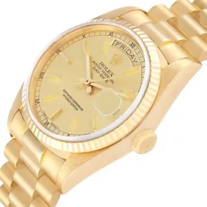 Yellow gold bezel of the watch